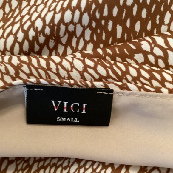 Vici One-Shoulder Brown & White Printed Top Size Small Elegant Flutter Sleeve - Picture 2 of 8